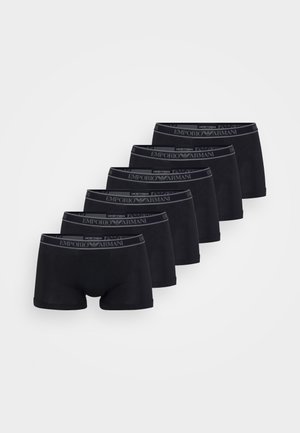 Schwarze Baumwoll-Boxershorts mit einem elastischen Bund mit Logo, die eine enganliegende Passform und eine Länge bis zur Mitte der Oberschenkel aufweisen, in einer Reihe angeordnet.