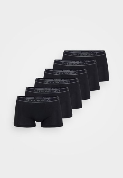 Fekete pamut boxer alsók logóval ellátott elasztikus derékpánttal, szoros illeszkedéssel és térdközépig érő hosszúsággal, egy sorba rendezve.