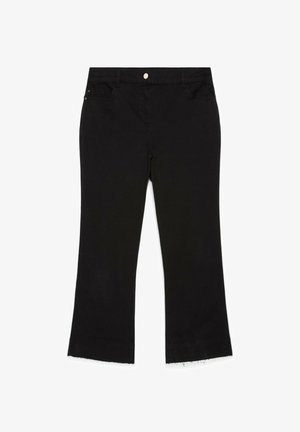 Pantalon court en denim noir avec ourlet brut, bouton frontal, fermeture éclair, passants de ceinture, et poches avant et arrière, étalé à plat sur fond blanc.