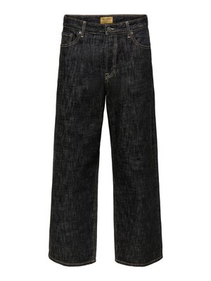 Jean noir à jambes larges avec une texture délavée, comprenant un design traditionnel à cinq poches, une fermeture par bouton supérieur et fermeture éclair, ainsi que des coutures contrastantes.