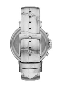 Correa de reloj de cuero plateado con un acabado texturizado, que presenta una hebilla de plata pulida grabada con "MICHAEL KORS" y agujeros de ajuste.