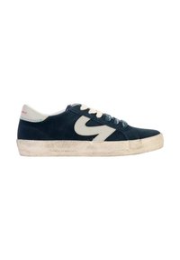Sneaker in suede blu navy con lacci bianchi, caratterizzati da un grande logo bianco sul lato e una suola texturizzata bianco sporco. Design semplice e a basso profilo.