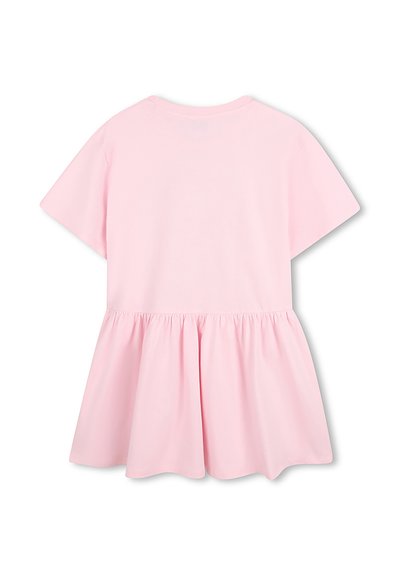 Robe rose clair à manches courtes avec encolure ronde et jupe évasée froncée, vue de dos.