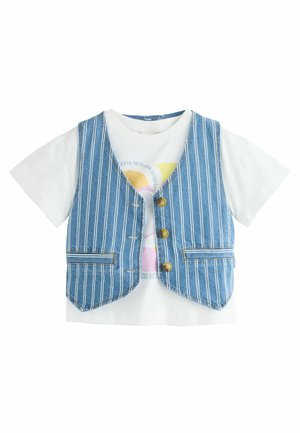 Denim-Weste mit weißen und blauen vertikalen Streifen, ausgestattet mit drei goldenen Knöpfen und zwei Brusttaschen, über einem weißen T-Shirt mit Grafikdruck getragen.