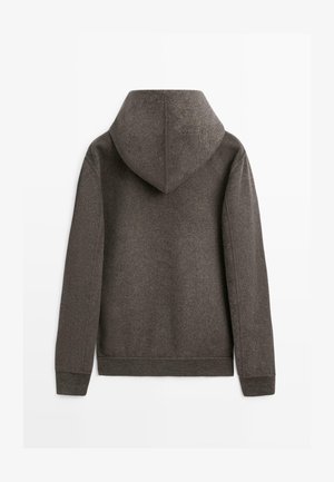 Donkerbruine hoodie met een zachte, getextureerde afwerking, voorzien van een kap en lange mouwen. De zoom en manchetten zijn geribbeld met een aansluitende pasvorm.
