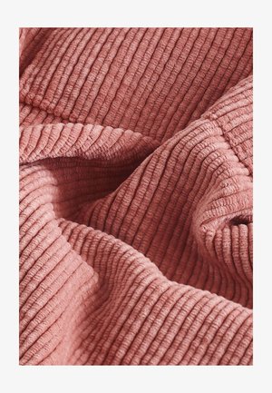 Pehme roosat tooni tekstuuriga kangas vertikaalsete sooniliste mustritega, mis loob hubase ja kutsuva mulje. Materjalil on pehme ja käegakatsutav tekstuur.