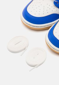 Nike Sportswear DUNK RETRO SE - Høye joggesko - phantom/racer blue/pale ivory/gum yellow/obsidian