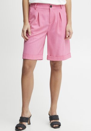 Rode op maat gemaakte shorts met plooien, omgeslagen zomen en een knoopsluiting. De stof heeft een gestructureerd uiterlijk, geschikt voor casual kleding.