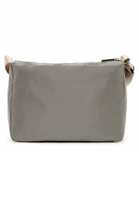 Borsa di tessuto grigia con texture, dalla forma rettangolare, con una tracolla liscia beige e hardware ridotto al minimo. Design chiuso senza chiusure visibili.