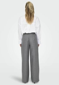ONLY LINDA GERADE GESCHNITTEN - Hlače - medium grey melange