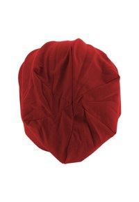 Piros szövetbaret kalap, melyen a varrások látható vonalai csillagmintát alkotnak, felülnézetből látható fehér háttér előtt.
