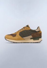 Sneaker caratterizzato da un mix di suede giallo e marrone, tessuto verde oliva e accenti beige; design con lacci e suola testurizzata.