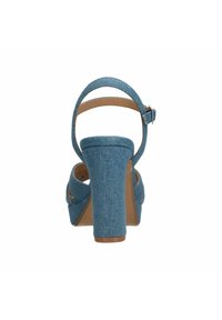 Sandalo con tacco alto in denim blu, con retro aperto, cinturino alla caviglia e design frontale attorcigliato. Materiale testurizzato con tacco grosso.