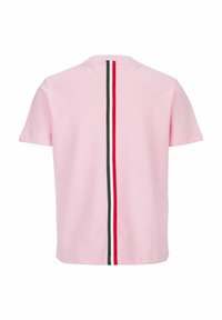 Rosa T-Shirt mit kurzen Ärmeln und geradem Rücken. Verfügt über vertikale Streifen in Grün und Rot in der Mitte. Hergestellt aus Baumwollstoff.