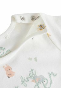Białe bawełniane body dla niemowląt z zapięciem na napy, ozdobione pastelowymi nadrukami zwierząt i haftowanym zielonym tekstem. Miękka faktura i gładkie wykończenie.