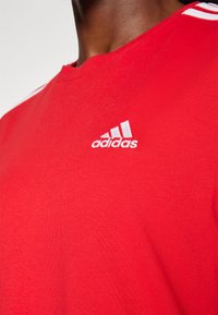 adidas Sportswear ESSENTIALS 3-STRIPES SINGLE BOYFRIEND - Trikotāžas kleita - better scarlet