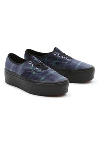 Černé platformní tenisky s horní částí v námořnické modři a zelené kostce, kulatou špičkou, zavazováním na tkaničky a černou gumovou podrážkou.