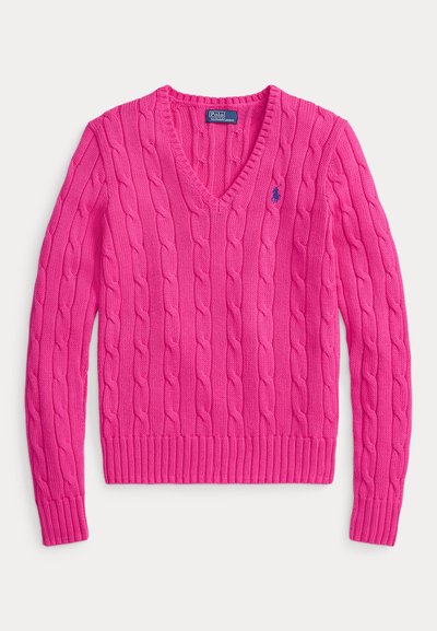 Ροζ πουλόβερ με πλέξη καλωδίου, V-λαιμόκοψη, ριμπ μανσέτες και τελείωμα. Διαθέτει μικρό κεντημένο λογότυπο στο αριστερό στήθος. Μαλακή υφή.