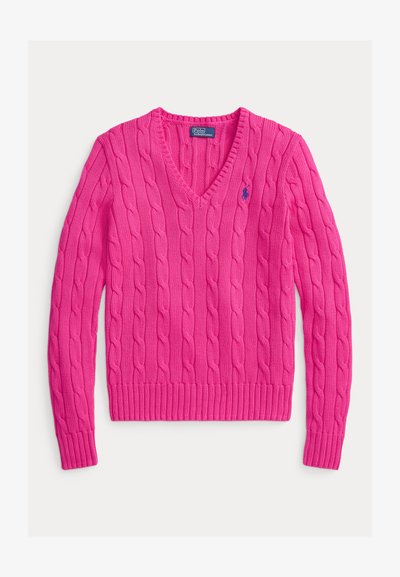 Ροζ πουλόβερ με πλέξη καλωδίου, V-λαιμόκοψη, ριμπ μανσέτες και τελείωμα. Διαθέτει μικρό κεντημένο λογότυπο στο αριστερό στήθος. Μαλακή υφή.