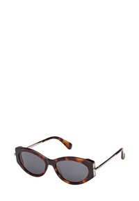 Occhiali da sole a forma di occhio di gatto in tartaruga, con lenti scure e sottili bracci in metallo, su uno sfondo bianco.