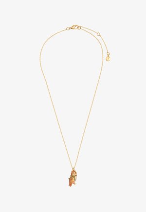 Kultainen kaulaketju, jossa pieni pöllöripustin, jossa on ruskeita ja oransseja sävyjä sekä vihreä huivikoriste.