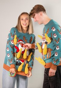 Ein türkisfarbener gestrickter Pullover mit einem Cartoon-Design von Santa und Rentieren, hervorgehoben durch gelbe plüschige Hände und bunte Ringe.