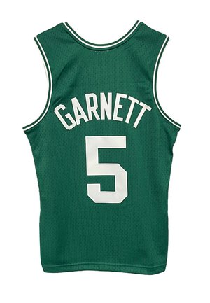 Maillot de basket-ball vert avec bordure blanche, nom "Garnett" au-dessus du numéro 5 au dos.