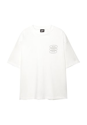 T-shirt blanc en coton à manches courtes, col rond, avec trois graphiques ovales noirs contenant du texte sur le côté gauche. Texture lisse, coupe décontractée.