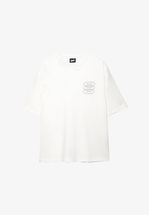 Biele bavlnené tričko s krátkymi rukávmi, okrúhlym výstrihom a tromi čiernymi oválnymi grafikami s textom na ľavej strane. Hladká tekstúra, voľný strih.