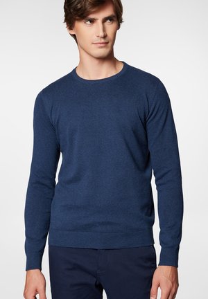 Granatowy sweter dzianinowy z okrągłym dekoltem i długimi rękawami. Posiada ściągacze na dole i na mankietach, wykonany z miękkiego, teksturowanego materiału.
