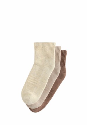 Drie paar korte sokken in beige, taupe en bruin. Getextureerde geribbelde boorden, gladde stof en ronde tenen zonder zichtbare patronen.