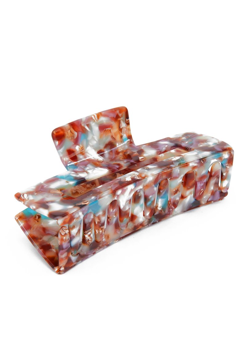 Clip per capelli in plastica di colore arancione, bianco e blu marmorizzato. Presenta una forma curvata con scanalature e un retro rialzato per una migliore presa. Texture liscia.