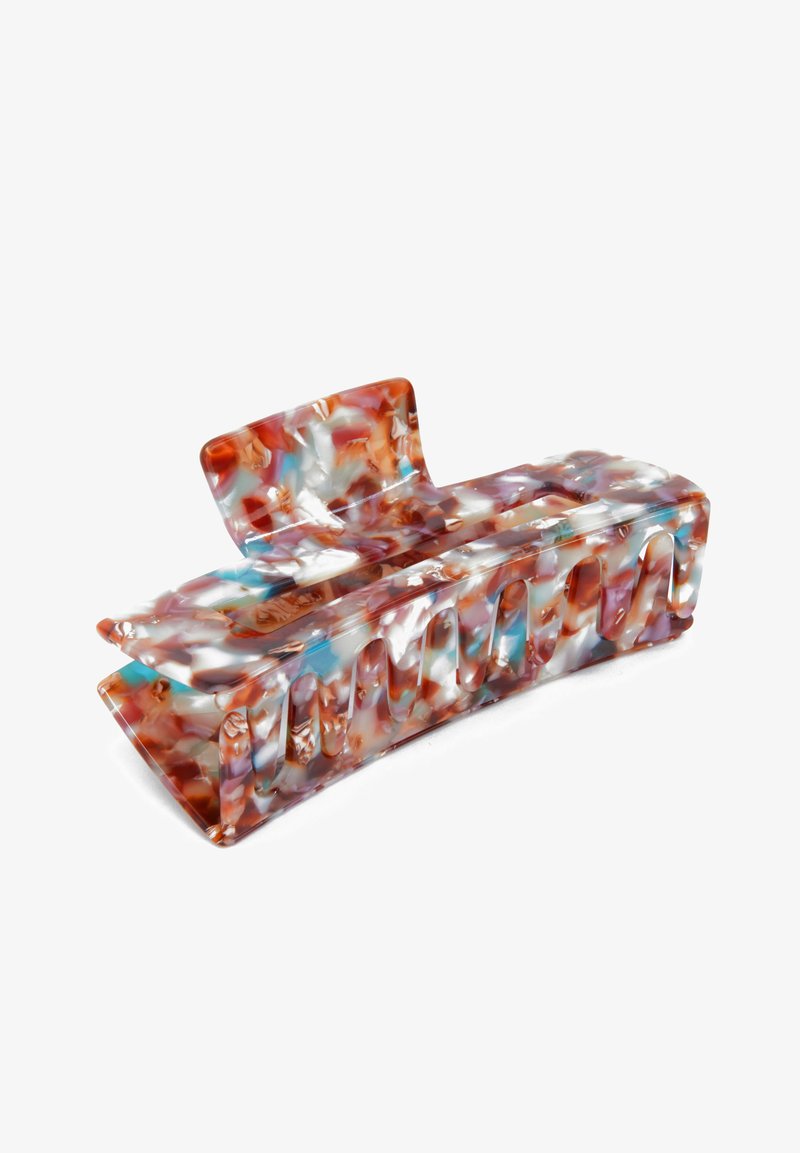 Clip per capelli in plastica di colore arancione, bianco e blu marmorizzato. Presenta una forma curvata con scanalature e un retro rialzato per una migliore presa. Texture liscia.