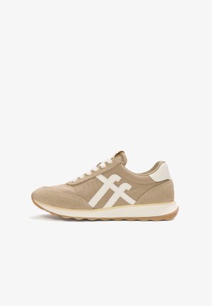 Beige-weißer Sneaker mit Wildleder-Zehenspitze und -Ferse, weißen Schnürsenkeln und einem weißen doppelten "ff"-Logo an der Seite, vor weißem Hintergrund.