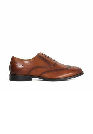 Chaussure habillée Oxford pour homme en cuir marron avec détails brogue et semelle noire, vue de profil sur fond blanc.