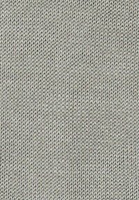 Grauer Strickstoff mit feiner Textur und gleichmäßigen Stichen, der eine weiche, glatte Oberfläche und eine einheitliche Farbe aufweist.
