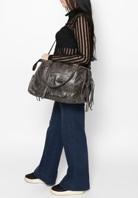 Borsa in pelle grigia con molteplici tasche, accessori in tonalità oro e dettagli texture. Dotata di manici corti e tracolla staccabile.
