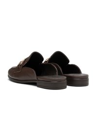 Hnědé kožené slip-on boty s hladkým povrchem, bez zadní části, s nízkým podpatkem a ozdobnými detaily na svršku.