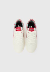 Λευκά αθλητικά παπούτσια με ροζ λεπτομέρειες, εσωτερική επένδυση με σχέδιο, επίπεδα κορδόνια και διάτρητη περιοχή στα δάχτυλα. Λογότυπο της μάρκας στη γλώσσα.