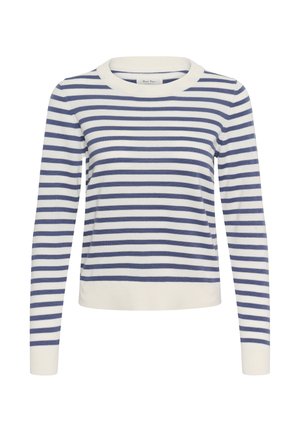 Bílý pletený svetr s dlouhým rukávem s modrými vodorovnými pruhy a kulatým výstřihem.