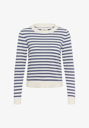 Bílý pletený svetr s dlouhým rukávem s modrými vodorovnými pruhy a kulatým výstřihem.