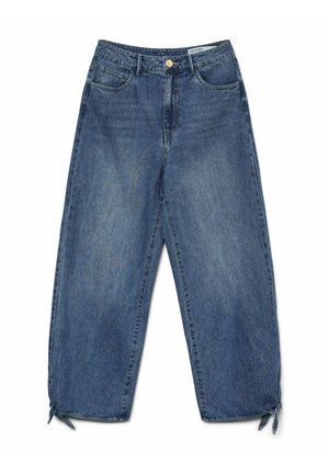 Auduma platas kājas bikses vidēji zilā krāsā ar nelielu izbalēšanu. Aprīkotas ar divām priekšējām kabatām, augšējo pogu un regulējamām saitēm pie apakšmalām.