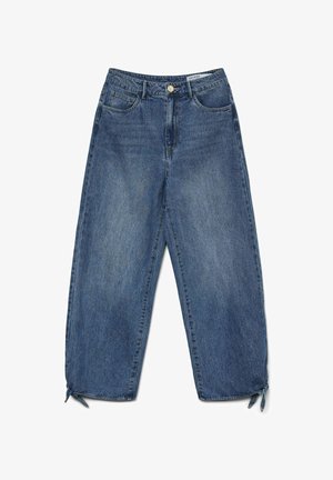 Auduma platas kājas bikses vidēji zilā krāsā ar nelielu izbalēšanu. Aprīkotas ar divām priekšējām kabatām, augšējo pogu un regulējamām saitēm pie apakšmalām.