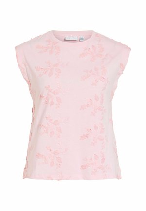 Blouse rose pâle à manches courtes avec une broderie florale subtile et un col rond, étiquetée "VILA" à l'intérieur du col.