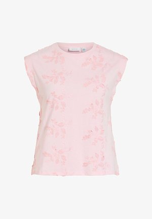 Vaaleanpunainen lyhythihainen pusero, jossa on hillittyjä kukkaompeleita ja pyöreä pääntie. Kauluksen sisäpuolella on merkintä "VILA".