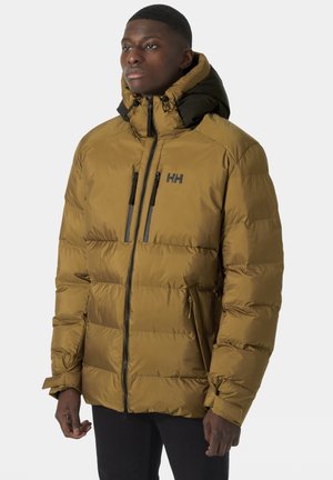 Chaqueta acolchada verde oliva con capucha negra, que cuenta con cremalleras frontales y dos bolsillos en el pecho, diseñada para brindar calidez y comodidad.