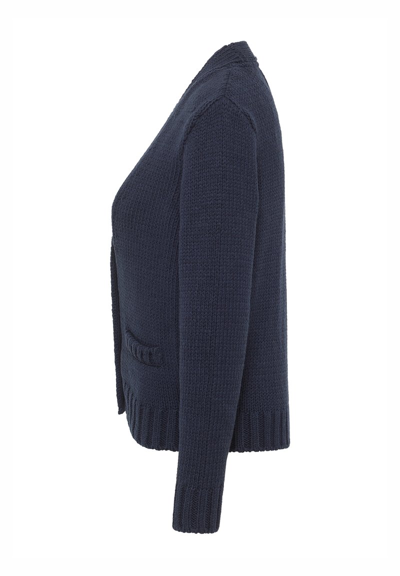 Marineblaues gestricktes Cardigan mit rundem Halsausschnitt, langen Ärmeln, zwei strukturierten Taschen sowie einem gerippten Saum und Ärmeln, hergestellt aus weichem Material.
