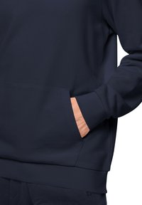Felpa blu navy con tasca frontale, dotata di una fodera interna marrone chiaro a contrasto e polsini a costine, realizzata in un tessuto morbido.