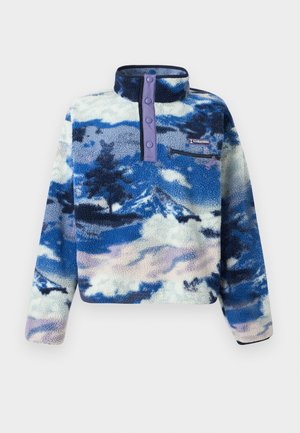 Fleece-Pullover mit hohem Kragen, Druckknöpfen, Brusttasche mit Reißverschluss und blau-weiß-lila abstraktem Berglandschafts-Muster.