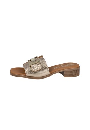 Sandalia tipo slide para mujer con dedo abierto, tacón bajo apilado, tira metálica texturizada y hebilla decorativa dorada.